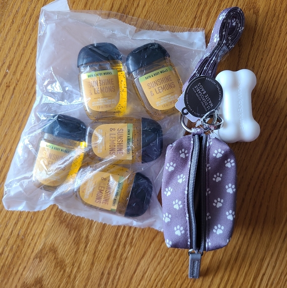 Bath & Body Works Bath & Body Nwtbbw Wearable Pocketbac Dog Cleanup
